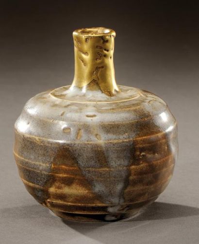 JEAN CARRIES (1855-1894) Vase à corps bombé et petit col droit en grès émaillé brun...