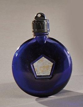 BOURJOIS «Soir de Paris» Petit flacon-montre en verre teinté bleu. H: 6 cm