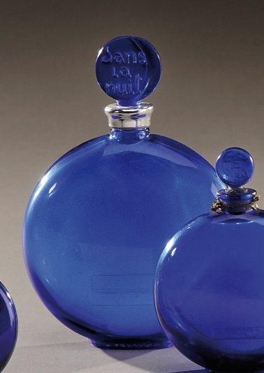 LALIQUE FRANCE Flacon Worth la nuit en verre bleu. Signé «R.Lalique France». H: 10...