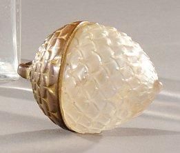 RENE LALIQUE, attribué à Flacon pendentif «Raphaël» en métal doré et verre moulé...