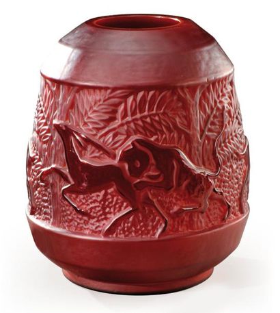 SABINO, dans le goût de Vase à corps tronconique en verre moulé pressé rouge à décor...