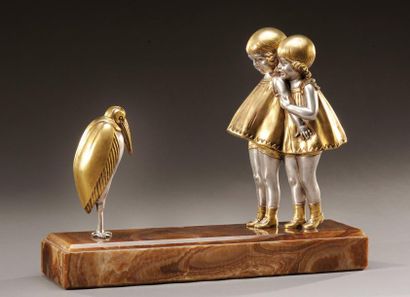 DEMETER CHIPARUS (1888-1950) «Fillettes au marabout» Epreuve en régule à patine dorée...