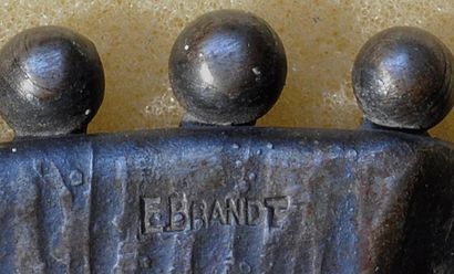 EDGAR BRANDT(1880-1960) Cendrier ovale en fer forgé martelé à motif strié et de perlés...