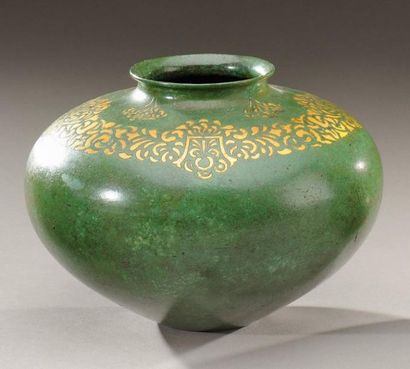 CHRISTOFLE Vase à corps ovoïde et petit col évasé en bronze à patine verte à décor...