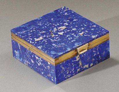 TRAVAIL 1930 Boîte carrée entièrement recouverte d'une marqueterie de lapis-lazuli...