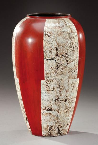 JEAN DUNAND, dans le goût de Important vase de forme ovoïde en dinanderie à décor...