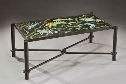 JACQUES ADNET (1900-1984) Table basse à plateau rectangulaire en carreaux de céramiques,...
