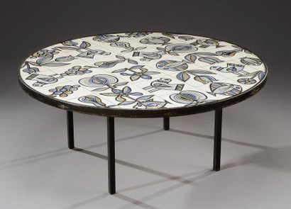 ROGER CAPRON (1906-1983) Table basse à plateau circulaire recouvert de carreaux en...