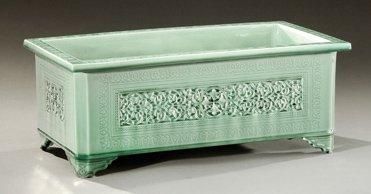 THEODORE DECK (1823-1891) Jardinière en céramique nuancée verte ornée de motifs floraux...