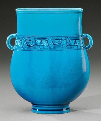 THEODORE DECK (1823-1891) Vase à corps bombé en méplat et col quadrangulaire à anses...