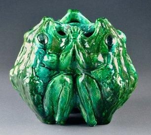 EDMOND LACHENAL (1855-1930) Rare vase zoomorphe en grès émaillé vert figurant trois...