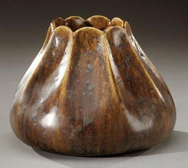 Pierre-ADRIEN DALPAYRAT (1844-1910) Vase à corps pansu, cotes aplaties et col polylobé...
