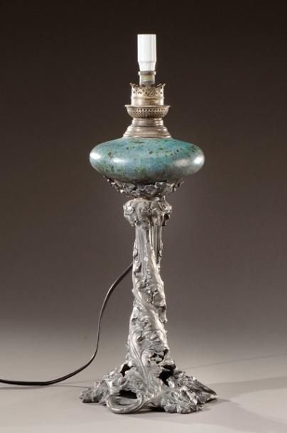 PIERRE ADRIEN DALPAYRAT (1844-1910) Lampe à piétement en métal argenté à motif floral...