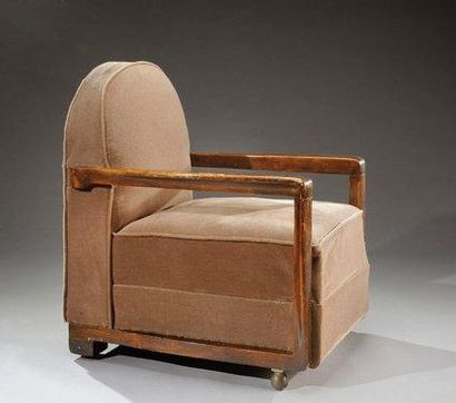 JACQUES-EMILE RUHLMANN (1879-1933) Paire de fauteuils club en frêne teinté à dossier...