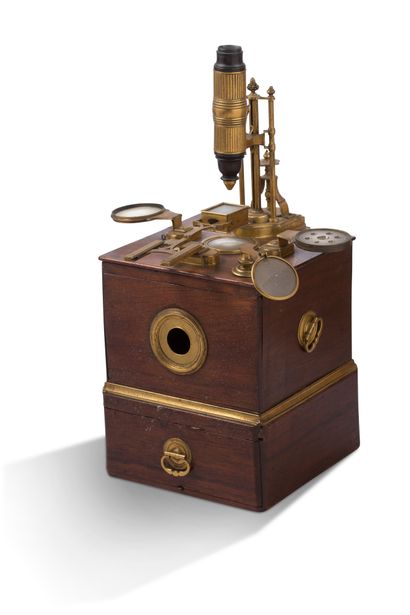 JACOBI À PARIS Microscope composé à boîte de type Marie en laiton doré, le socle...