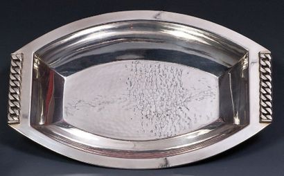 Jean DESPRES (1889-1980) Corbeille de forme ovale en métal argenté, les deux prises...