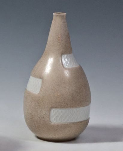 Richard Ginori Petit vase en porcelaine, signé du cachet Richard Ginori. Vers 1940....
