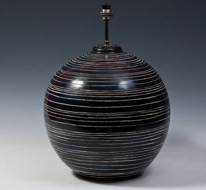 JACQUES ADNET (1900-1984) Lampe boule en céramique à décor de cercles concentriques...