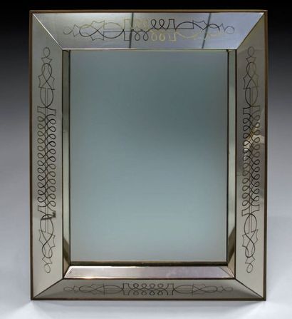 Max INGRAND (1908-1969) Miroir à coupes d'onglet en verre églomisé à décor d'entrelacs....