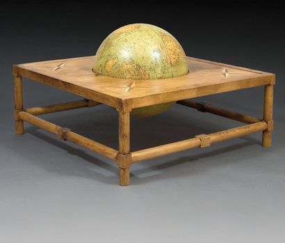 JACQUES ADNET (1900-1984) Table basse en chêne blond à plateau marqueté d'étoiles...