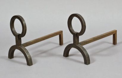JACQUES ADNET (1900-1984) Paire de chenets en fer forgé. Vers 1940. H : 29 cm P :...