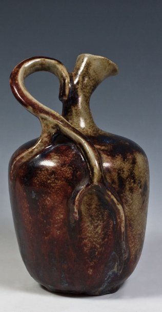 EDMOND LACHENAL (1855-1948) Important vase pichet en grès émaillé rouge et beige...