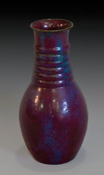 PIERRE ADRIEN DALPAYRAT (1844-1910) Vase en grès émaillé rouge à col annelé, signé...