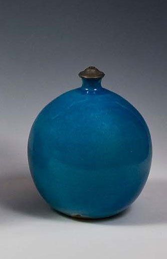 Jean BESNARD (1889-1958) Petite lampe boule en faïence émaillée bleue. Signée «JB...