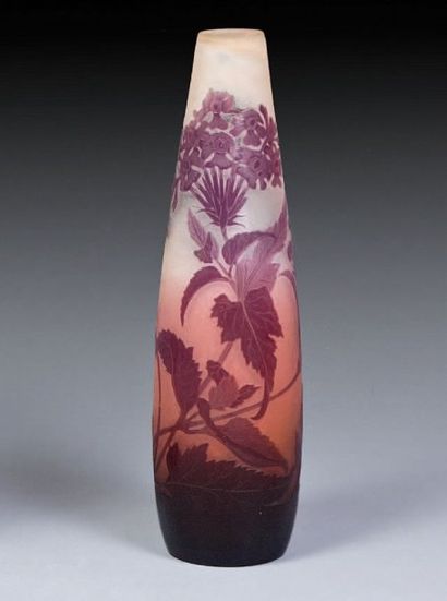 Émile GALLÉ (1846-1904) Vase fuselé. Epreuve de tirage industriel réalisée en verre...