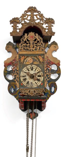 EUROPE DU NORD - Début XVIIIe siècle Horloge murale
Caisse en bois peint avec des...