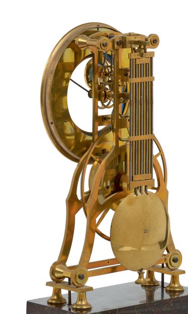 VERNEUIL, Paris - Début XIXe siècle Pendule squelette 
à une grande roue avec importante...
