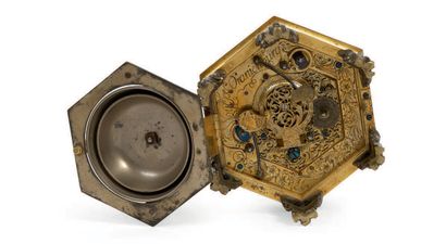 WOŸCKE, Oranienburg - Milieu XVIIIe siècle Horloge de table 
en laiton doré avec...
