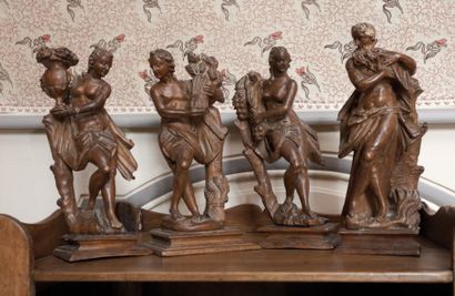 null Quatre statuettes en bois de résineux, finement sculpté, symbolisant les Saisons....