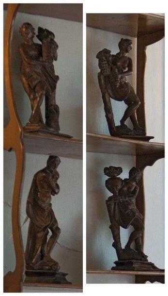 null Quatre statuettes en bois de résineux, finement sculpté, symbolisant les Saisons....