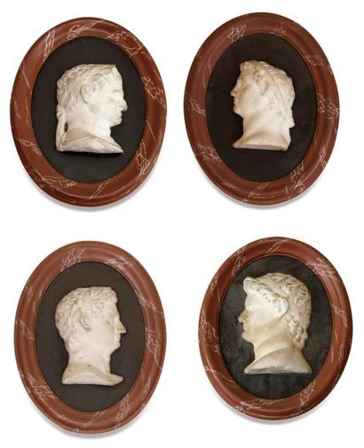 null Quatre médaillons d'Empereurs, en marbre blanc. Ils sont représentés de profil....
