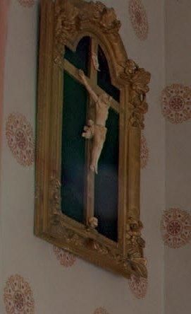 null Christ en croix, en ivoire finement sculpté. Dans un cadre en bois sculpté et...