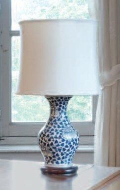 null Vase en faience de Delft à décor de fleurs en camaïeu de bleu (monté en lampe)...