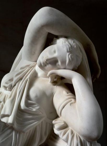  Importante sculpture en marbre blanc statuaire représentant une jeune femme allongée,...