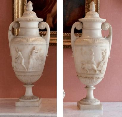 null Paire de vases couverts, en albâtre finement sculpté à décor sur une face de...