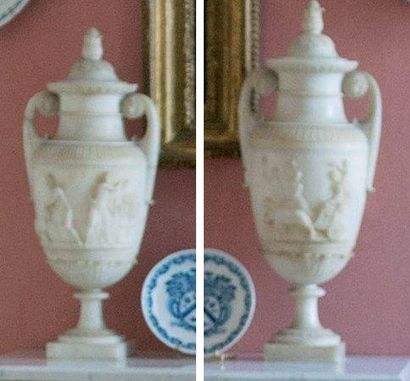 null Paire de vases couverts, en albâtre finement sculpté à décor sur une face de...