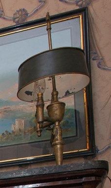 null Petite lampe bouillotte, à deux lumières, en bronze doré à fût à décor de bustes...