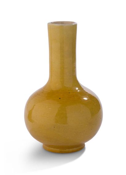 CHINE DYNASTIE QING, XIXe SIÈCLE Vase qianqiuping en porcelaine monochrome jaune....