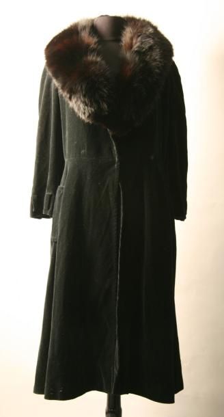 TED LAPIDUS Long manteau en velours noir rehaussé d'un col en vison T.40 (Déchirure...