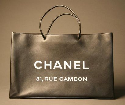 CHANEL Grand sac "cabas" en cuir souple noir, marqué CHANEL 31, rue Cambon L 50,5...