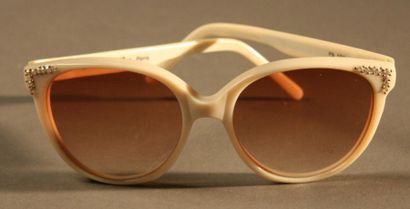 SAINT GILLES, PARIS Paire de lunettes de soleil vintage ornée de strass