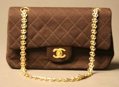 CHANEL Sac "2.55" en jersey matelassé marron, fermoir mademoiselle, double chaine...