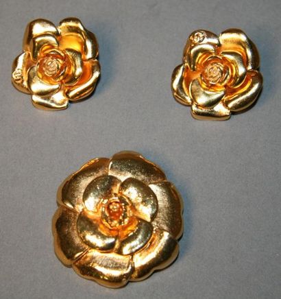 CHANEL Parure "CAMELIAS"v en métal doré comprenant une paire de boucles d'oreilles...
