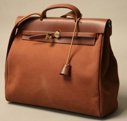 HERMES Sac "AIRAG" en cuir marron Deux contenants en toile marron Etat neuf, dans...