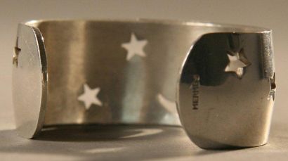 HERMES Bracelet rigide en argent à décor ajouré d'étoiles et d'une lune Poids: 54...