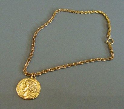 CHANEL Collier en métal doré avec médaillon